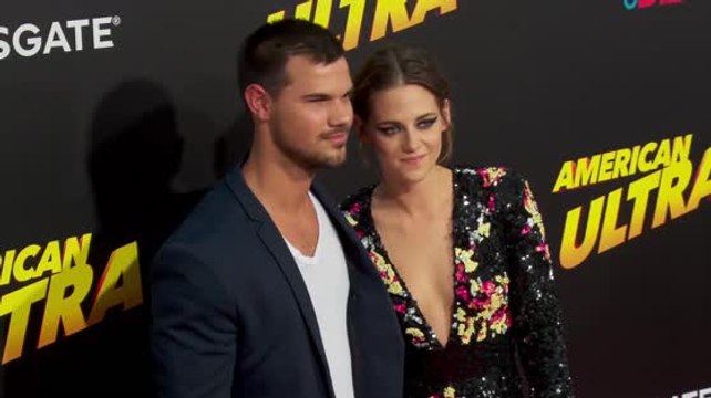 Kristen Stewart emmène Taylor Lautner à la première de American Ultra