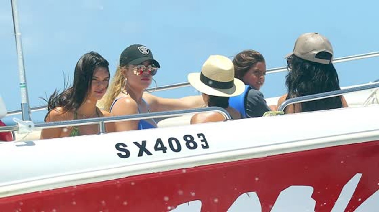 Die Kardashian und Jenner Schwestern machen eine Bootsfahrt