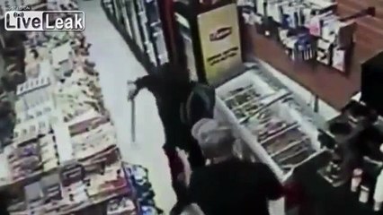 YouTube: Ladrones intentaron robar con machetes, pero fueron espantados con un sable