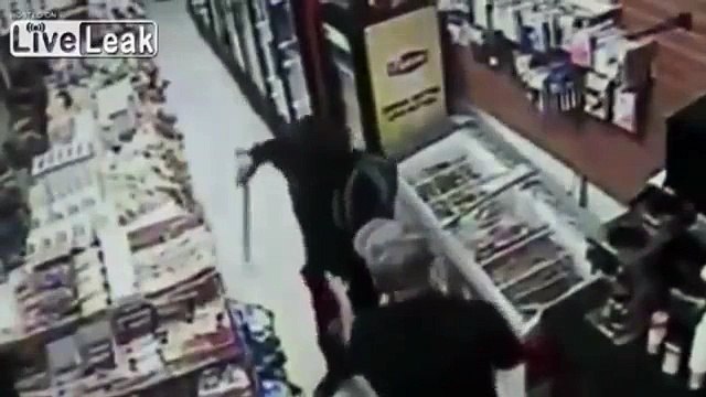 YouTube: Ladrones intentaron robar con machetes, pero fueron espantados con un sable