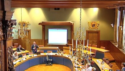Publieke tribune ontruimd bij debat met Alders - RTV Noord