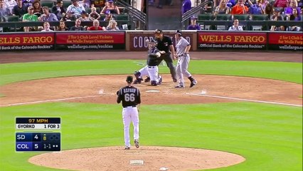 Ce joueur de baseball assomme un de ses équipiers en jetant son casque