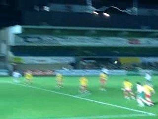 Tir de Manu juste à côté du poteau