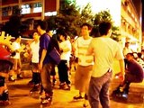road skate to the Taipei Shilin night market. 直排輪路溜去士林夜市.