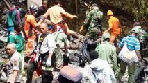 Indonésia retira primeiros corpos de avião acidentado