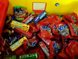 Ian llenando su Piñata de Buzz Lightyear con dulces para su fiesta
