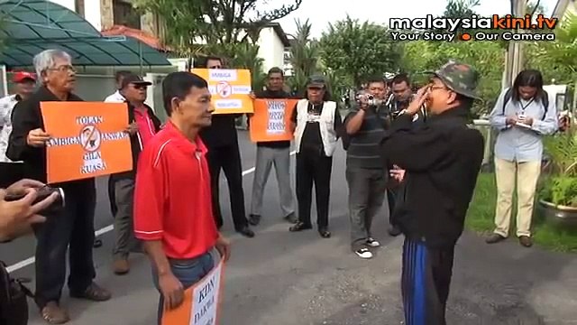 Army veterans flex their arses at Ambiga's house