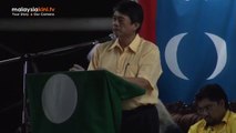 Amin Iskandar performs his 'Mentari Kuning Menyalalah'