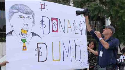 Activistas latinos exigen a los precandidatos de EE.UU. que devuelvan las donaciones de Trump