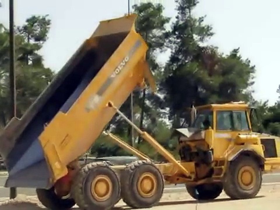 VOLVO Dump Truck tractor at work  טרקטור משאית עפר