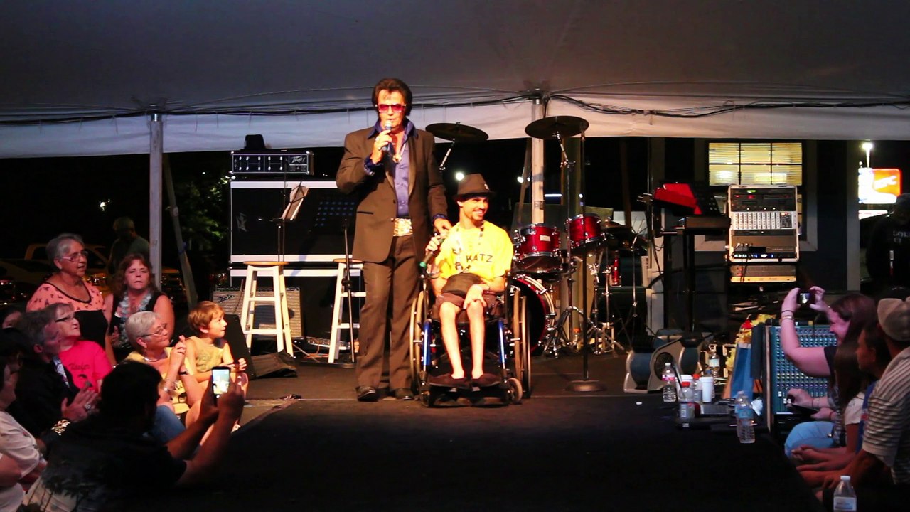 Robert Keefer and Chad sing 'Don't Cry Daddy' Elvis Week 2015