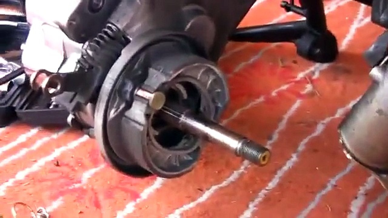 How to split the crankcase and install a crankshaft on a 150cc GY6 scooter