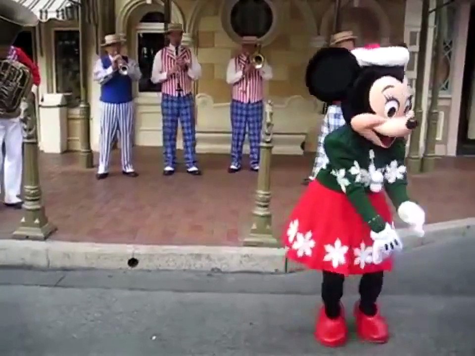 Real ! Minnie Mouse is Dancing