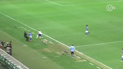 Luxemburgo cai no chão após trombada com Dudu e torcida do Verdão vibra