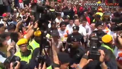 Wee causes stir at Dong Zong rally