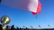 Soldado es elevado por bandera gigante en México | Militar es arrastrado por una bandera gigante