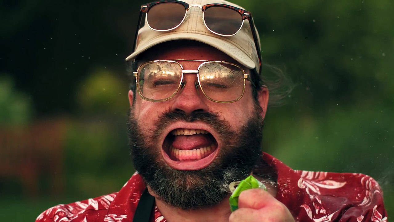 Grimaces et visages déformés par le vent en slow motion