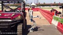 Ces robots peuvent marcher et conduire seuls!