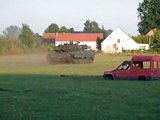 Leopard 2 zerquetscht Auto // mit Nebelgranaten // Panzer Vorführung