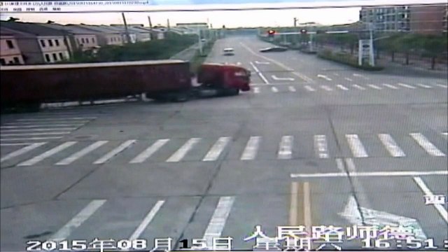 Biker miraculously dodges lorry crash in China