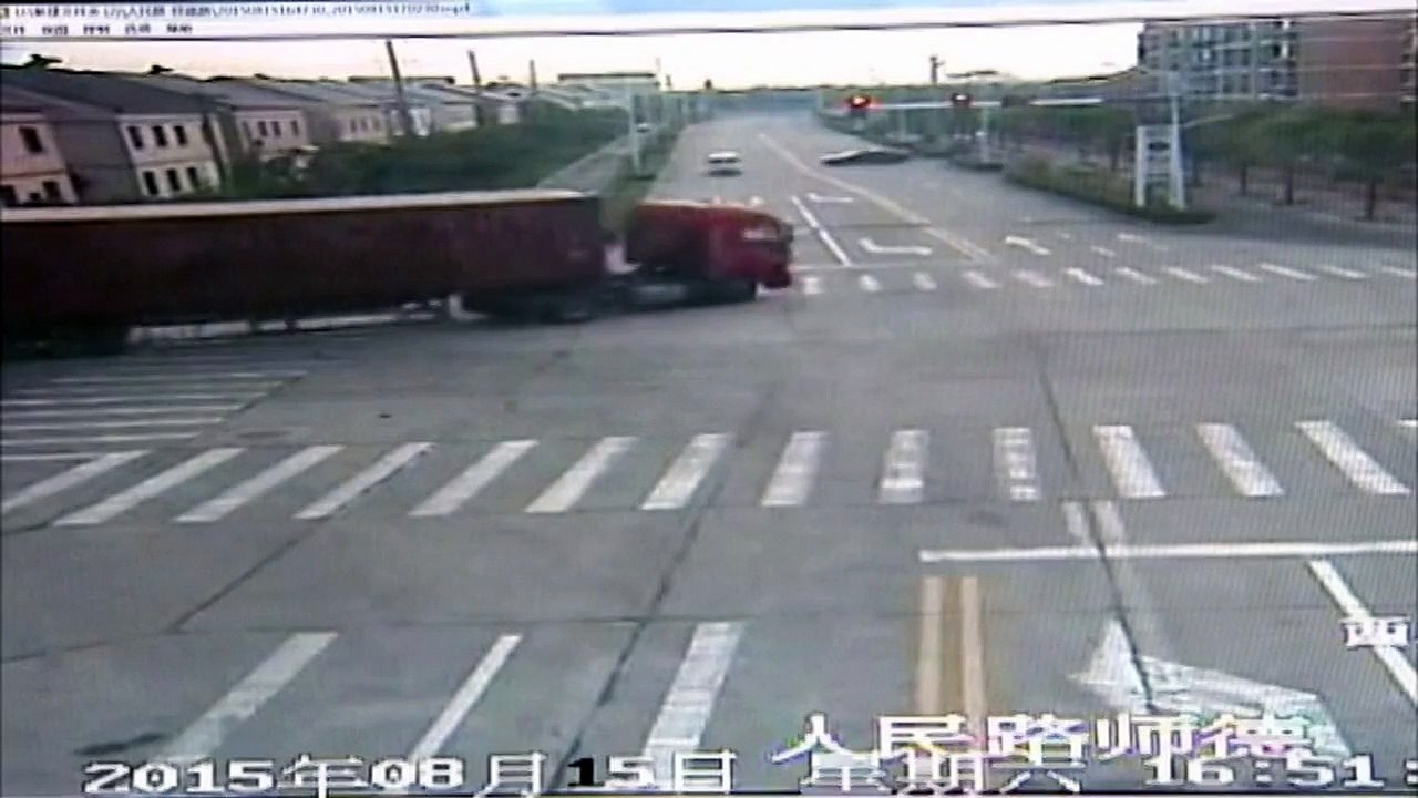 Biker miraculously dodges lorry crash in China