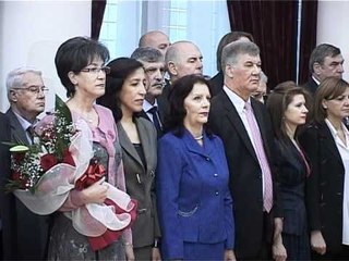 Topi dekoron Tasen dhe Ukën