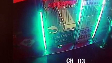 Şaşkın hırsızlar gerçek sandıkları maket telefonları çaldı