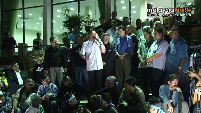 Anwar's last supper: Thousands throng KL