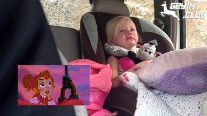 Çizgi Film İzlerken Duygulanan Küçük Kız