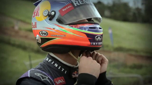 Sfida motocross tra Daniel Ricciardo e Daniil Kvyat