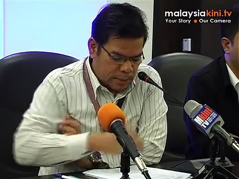 Umno supporters throw stones at Anwar's car