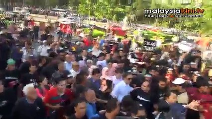 Download Video: Anwar arrives at court - unplugged