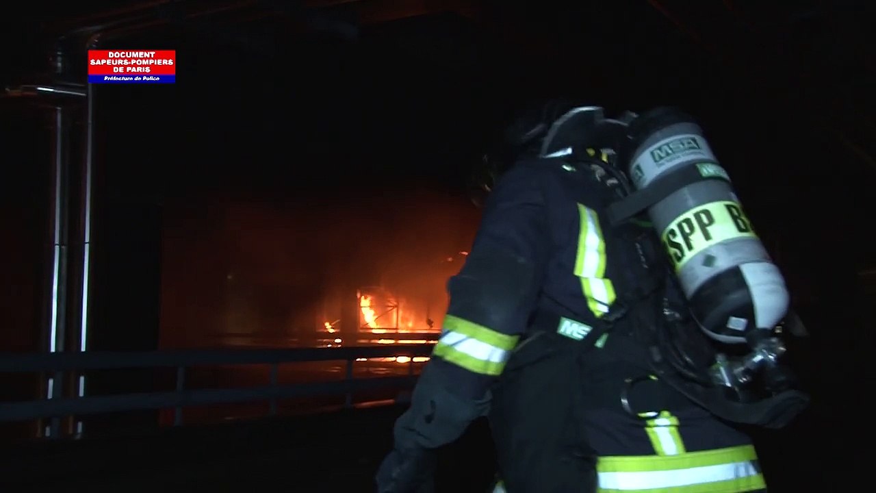 L'incendie à la Cité des sciences filmé par les pompiers