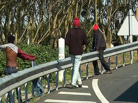 Болгария укрепляет границы, а Сербия приветствует мигрантов