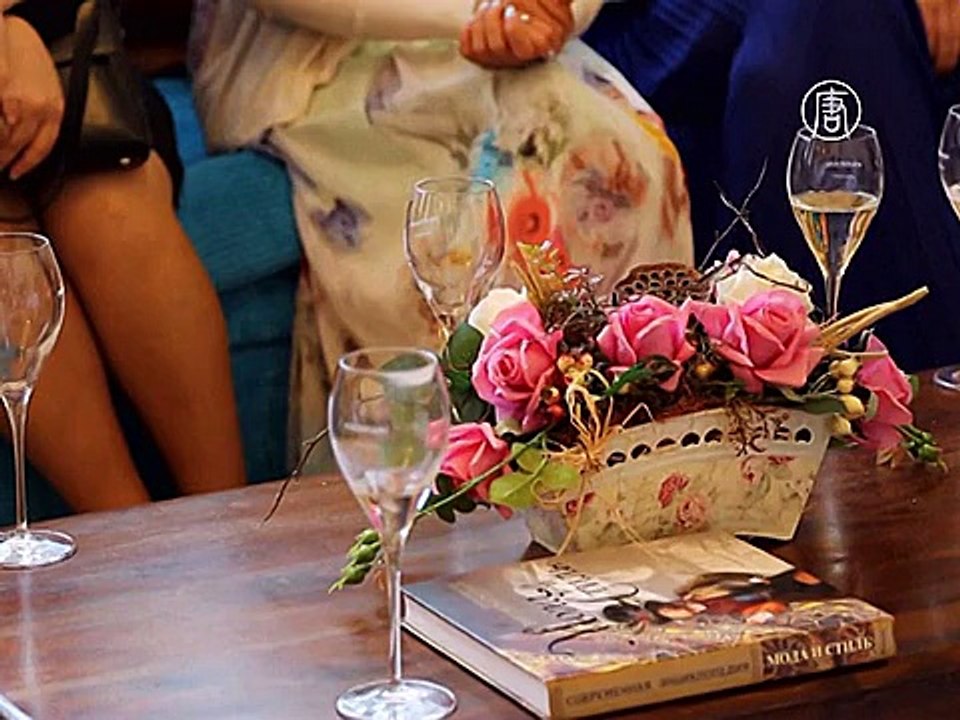 Девушки Петербурга постигают манеры высшего света