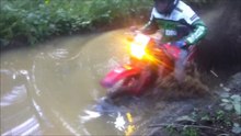 125  SUZUKI  ENDURO  (39) pilote   Bontoux Ludovic      - vidéo     passage  en force    lulu du jura