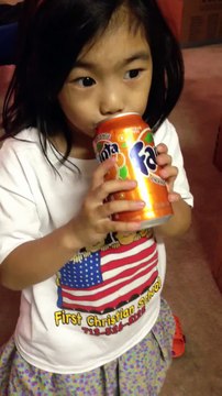 Cette petite fille boit du soda pour la première fois et elle aime ça!!!