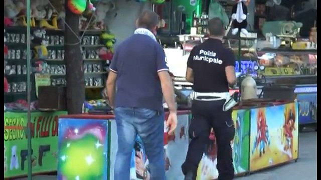 Napoli - Blitz della Polizia Municipale contro abusivismo in via Carracciolo (19.08.15)