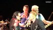 Bono de U2 y su doble de U2 Hollywood, cantan a duo
