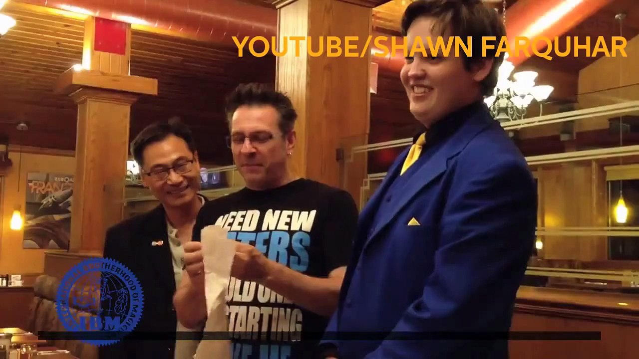 Como desaparecer una botella por arte de magia