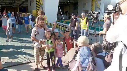 Griechenland: Flüchtlingsfähre legt in Athen an