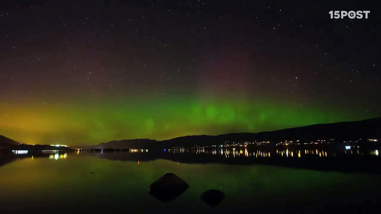 Espectacular cielo de mil colores y estrellas en Canada