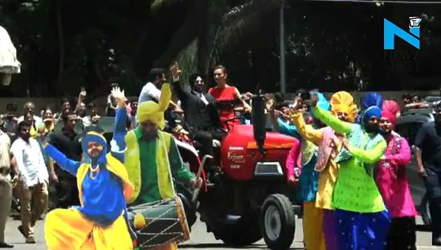Akshay Kumar, Amy Jackson, Prabhu Deva dance on tractor