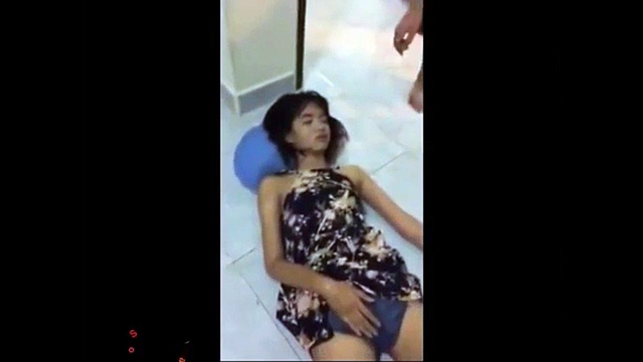 Pretty girl drunk can not control yourself | Gái xinh say rượu mất kiểm soát