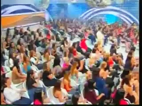 Silvio Santos Pousa nos seios da Livia Andrade