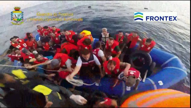 Kos (Grecia) - Migranti, arriva nave con 1700 rifugiati siriani (20.08.15)