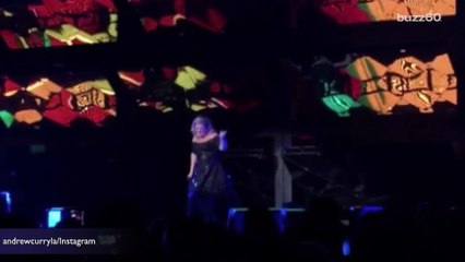 Kelly Clarkson announces she's pregnant during L.A. concert