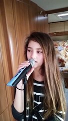 Petite fille voyageuse qui chante tal RAYAN