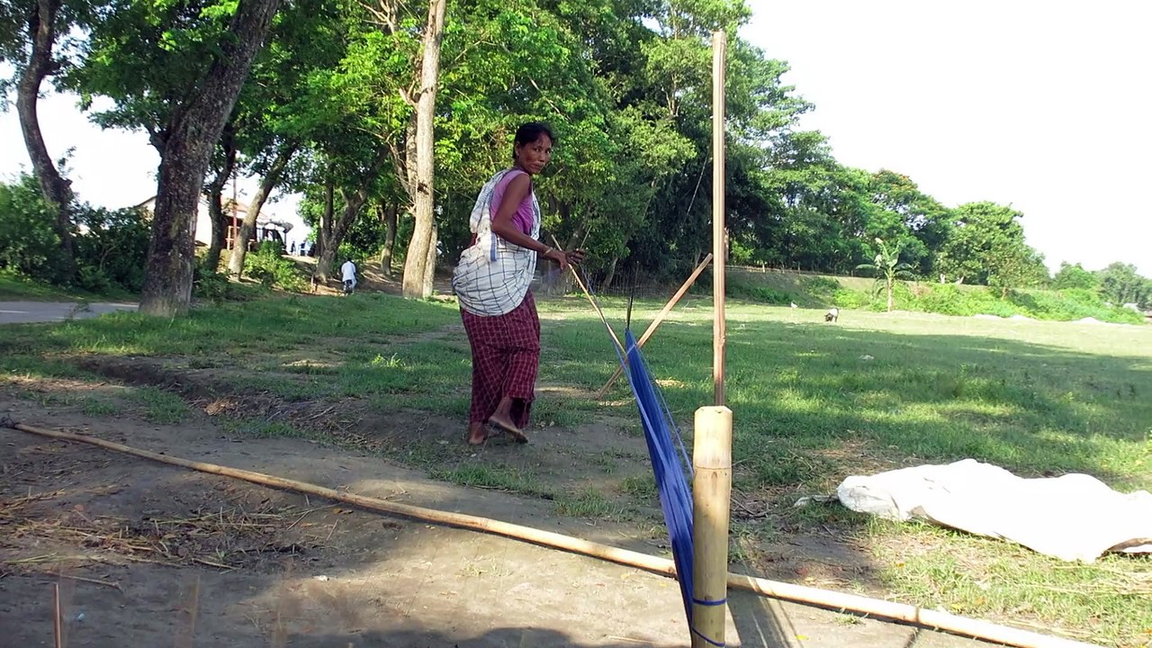 Une indienne de la tribu Mishi tisse un sari (Assam)