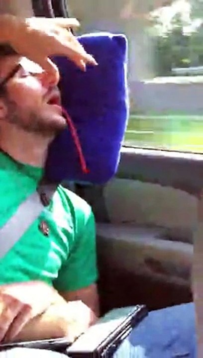 Dormir pendant un trajet entre potes
